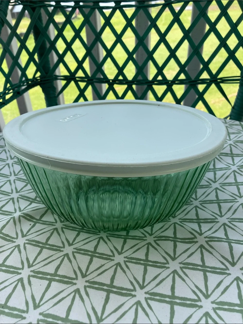Pyrex Green Ribbed Glass Bowl with Lid, 2 Quarts
